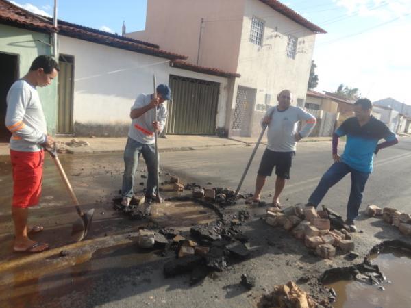 Agespisa corrige vazamentos e normaliza distribuição de água em Floriano.(Imagem:FlorianoNews)