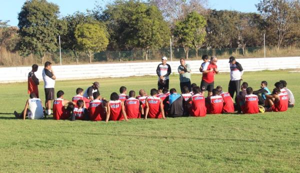 Josué Teixeira se dirigindo a César Luz antes de treino no CT Afrânio Nunes.(Imagem:Wenner Tito)