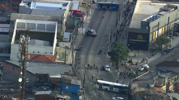 Avenida Belmira Marin totalmente bloqueada por conta da tentativa de assalto(Imagem:ReproduçãoTV Globo)