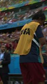 Cristiano Ronaldo joga camisa, que acaba nas mãos de uma torcedora.(Imagem:Reprodução)