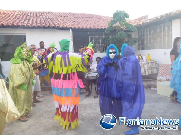 Bloco Chanas Cheirosas esquenta a quinta-feira pré-carnaval em Floriano.(Imagem:FlorianoNews)