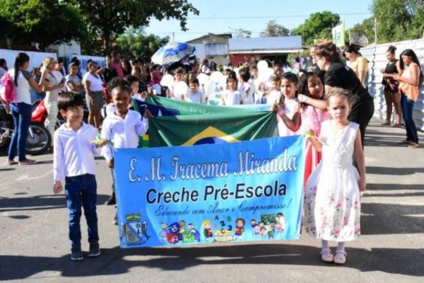 Iracema de Miranda realiza desfile cívico no bairro Alto da Cruz.(Imagem:SECOM)