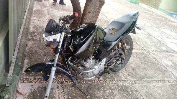 Motocicleta tomada de assalto é recuperada pela PM no bairro Riacho Fundo.(Imagem:FlorianoNews)