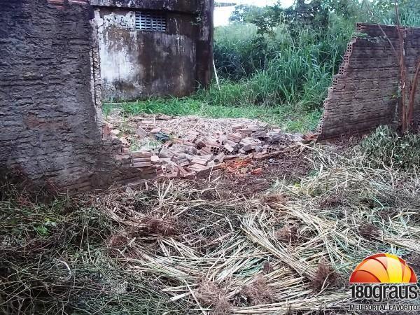 Veiculo desgovernado destrói muro da caixa Dágua em Agricolândia.(Imagem:180graus)