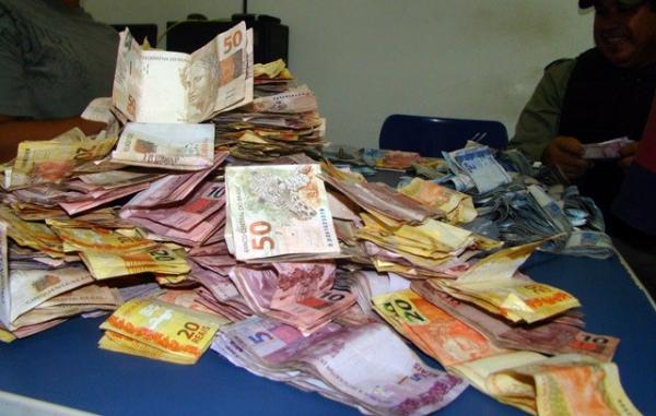 Dinheiro estava escondido em vários pontos da residência.(Imagem:Kairo Amaral/PortalCostaNorte)