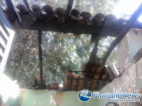 Mulher pede ajuda ap&oacute;s perder tudo em inc&ecirc;ndio criminoso em Floriano.(Imagem:FlorianoNews)