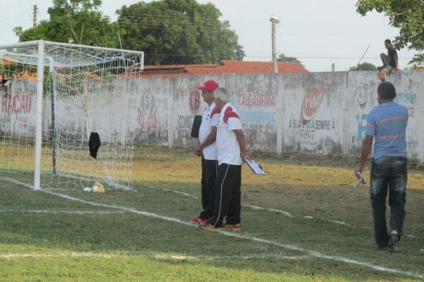 Flávio Araújo e o auxiliar Hélio Pinheiro observam o time da linha de fundo.(Imagem:Josiel Martins/GloboEsporte.com)