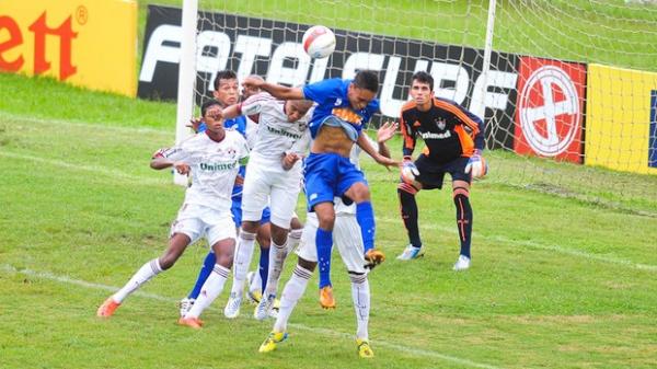 De cabeça, Eurico abriu o placar para o Cruzeiro.(Imagem:Cláudio Capucho/ Divulgação PMSJC)