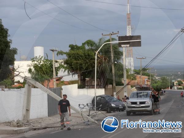 Motorista que disputava racha bate carro e derruba poste em Floriano.(Imagem:FlorianoNews)