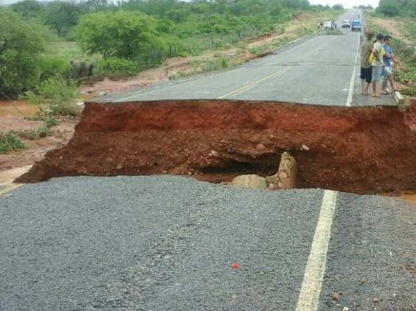 Trecho rompeu na PI-459 após chuvas neste domingo (24).(Imagem:Amilton Joaquim/Queimada Nova Notifica)