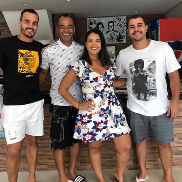 Na foto, postada por Cafu no último Dia dos Pais, Danilo, de branco, aparece ao lado dos dois irmãos com o pai.(Imagem:Reprodução/Instagram)