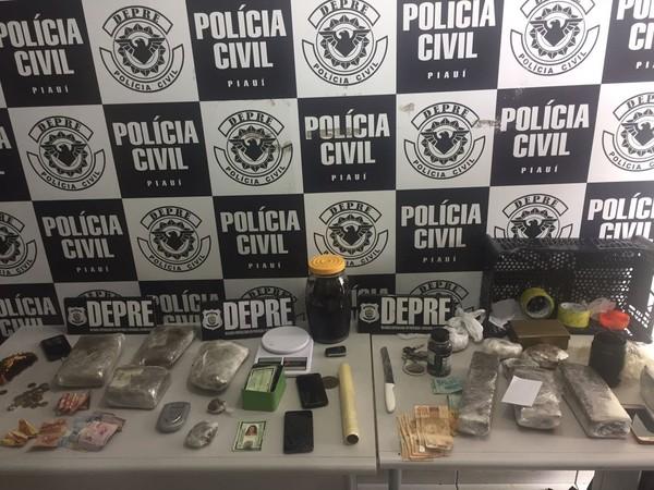 Material apreendido com dupla que comercializava drogas em Teresina.(Imagem:Divulgação/Polícia Civil)