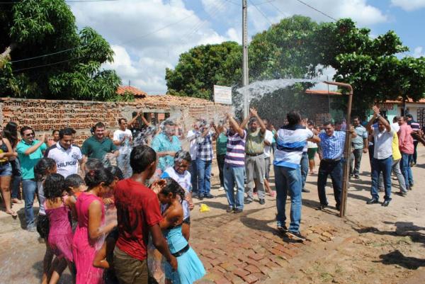 Prefeito Gleydson Resende inaugura sistema de água no bairro Vereda Grande.(Imagem:Reprodução/Facebook)