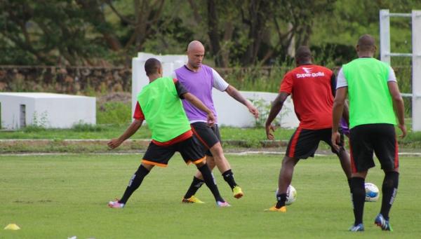 Jogador revela que clima tem pesado na adaptação ao Piauí.(Imagem:Abdias Bideh/GloboEsporte.com)