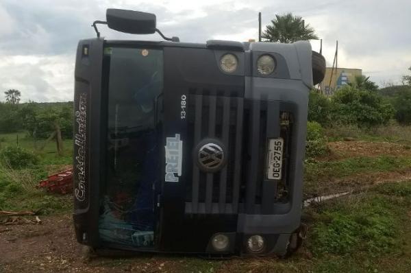 Caminhão munck da Eletrobras tomba em rotatória na zona rural de Floriano.(Imagem:FlorianoNews)