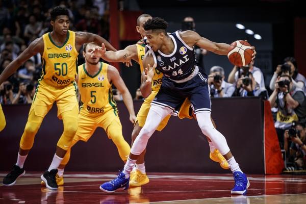 Seleção teve recuperação impressionante sobre o time de Giannis Antetokounmpo, mas sofreu também; para Varejão, qualidade do rival explica situações ruins.(Imagem:Divulgação/FIBA)