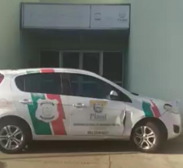 Viatura estacionada na entrada de delegacia em Teresina não permite acesso ao local(Imagem:Reprodução)