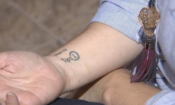 Professora tatuou no pulso que tem diabetes tipo 1.(Imagem:Reprodução/TV TEM)
