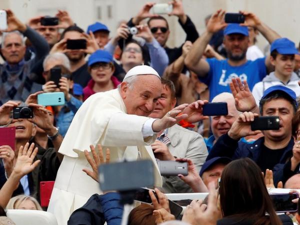 Papa Francisco chega à Praça São Pedro para audiência semanal nesta quarta-feira (11).(Imagem:Stefano Rellandini / Reuters)