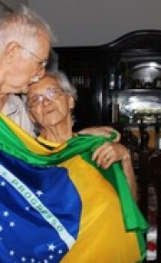 Carinhos de Dona Francisca: seleção brasileira e o esposo, Manoel Barbosa.(Imagem: Josiel Martins)