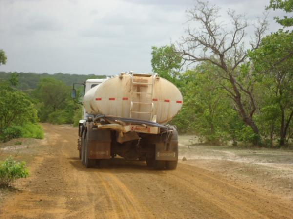 Carros-pipa abastece comunidades rurais de Floriano (Imagem:FlorianoNews)