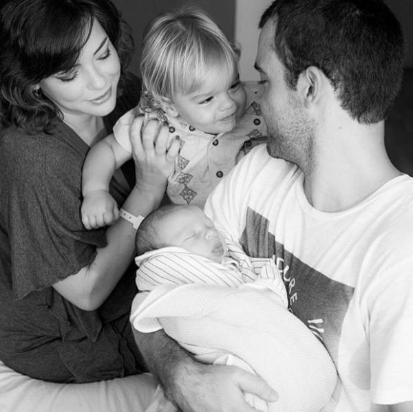 Regiane Alves posa com a família.(Imagem:Instagram)