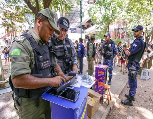 Operação apreende celulares em praça e PM promete fim de comércio ilegal.(Imagem:Roberta Aline/Cidadeverde.com)