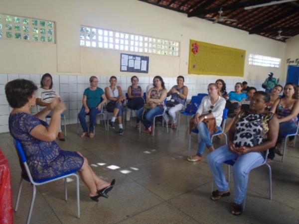 Educadores discutem implantação do regime de tempo integral no Fauzer Bucar.(Imagem:FlorianoNews)