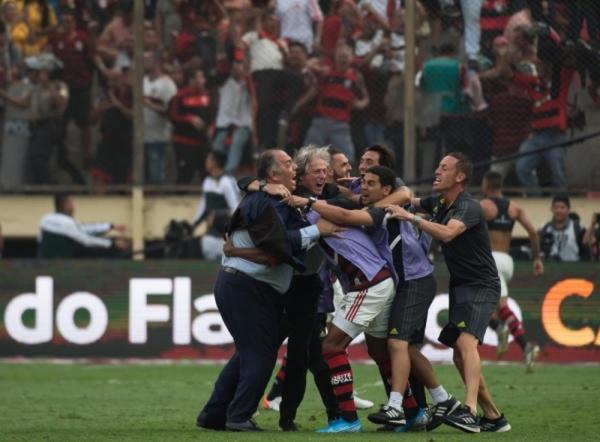 Marcos Braz comemora título com Jorge Jesus no gramado.(Imagem:Alexandre Vidal / Flamengo)