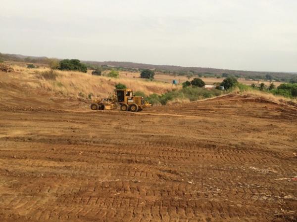 Máquina trabalhando no terreno supostamente do prefeito.(Imagem:G1PI)