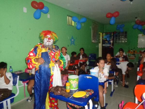 Na véspera do Dia das Crianças, Escola Pequeno Príncipe recebe visita do Palhaço Carrapeta.(Imagem:FlorianoNews)