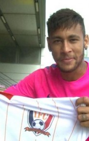 Neymar se diverte durante a tarefa.(Imagem:Cassio Barco)