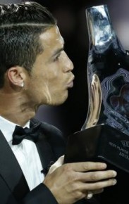 Cristiano Ronaldo posa com troféu: 