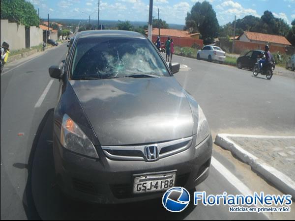 Carro colide na traseira de moto e deixa um ferido na Avenida Dirceu Arcoverde.(Imagem:FlorianoNews)