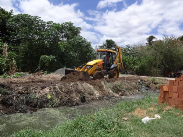 Prefeitura de Floriano realiza limpeza da galeria para evitar alagamentos.(Imagem:FlorianoNews)