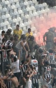 Torcida do Atlético-MG foi responsabilizada por jogar as bombas pela Minas Arena.(Imagem:Rafael Araújo)