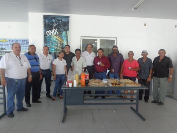 Taxistas participam de café da manhã em concessionária de veículos de Floriano.(Imagem:FlorianoNews)