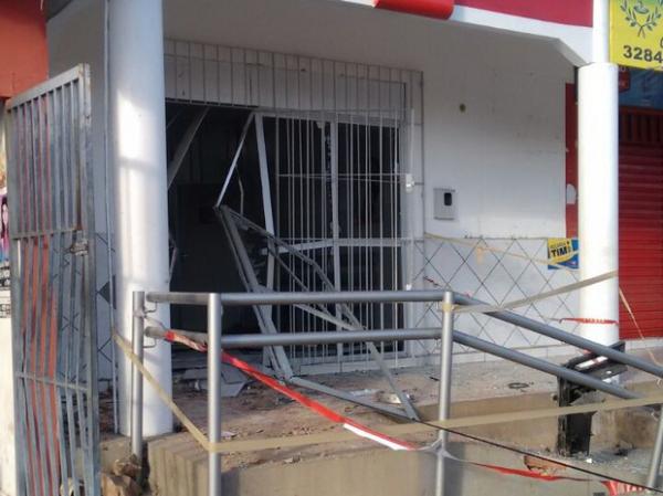 Bandidos explodiram caixa eletrônico de agência em Barro Duro.(Imagem:Renan Nunes)
