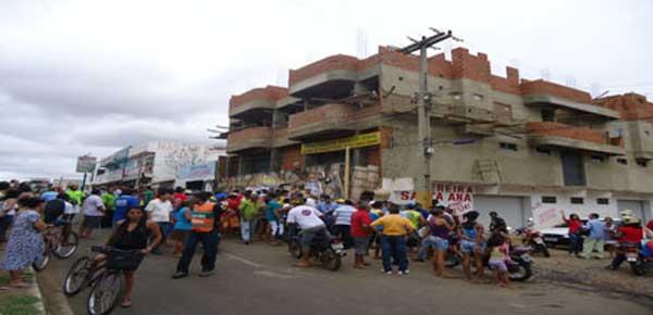 População em frente ao prédio onde ocorreu o acidente.(Imagem:Jailson Dias )