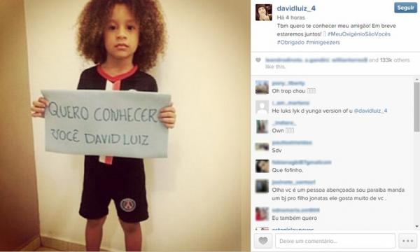 Sósia de David Luiz exibe placa com mensagem para o craque do PSG.(Imagem:Reprodução/Instagram)