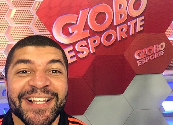 Olivinha faz selfie no estúdio do Globo Esporte.(Imagem:Reprodução / Instagram)