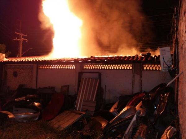 As chamas chegaram a atingir a rede elétrica.(Imagem:Divulgação/Corpo de Bombeiros)