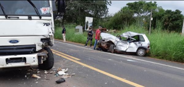 colisão entre um carro e um veículo de carga(Imagem:Reprodução)