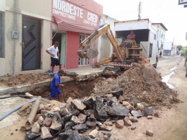 Obras não concluídas pela Agespisa causam transtornos à população florianense.(Imagem:FlorianoNews)