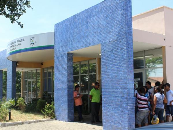 Familiares aguardando liberação dos corpos no IML de Teresina.(Imagem:Gustavo Almeida/G1)