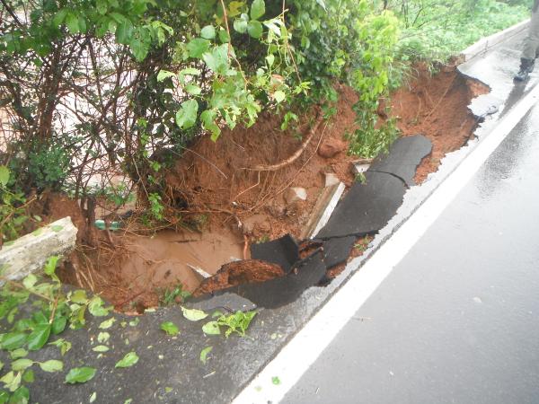 Chuva abre buraco na pista que liga Floriano à Itaueira.(Imagem:FlorianoNews)