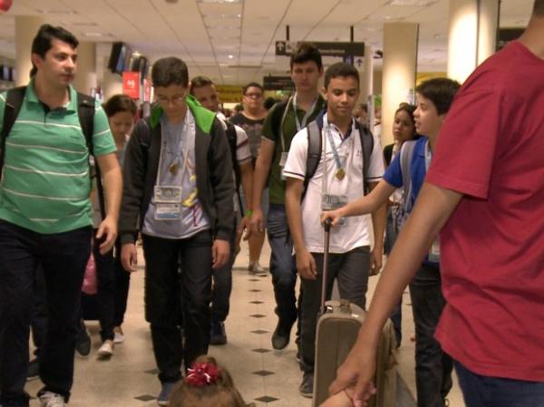 Alunos do Piauí, medalhista de ouro na OBMEP, desembarcam na capital.(Imagem:Reprodução/TV Clube)