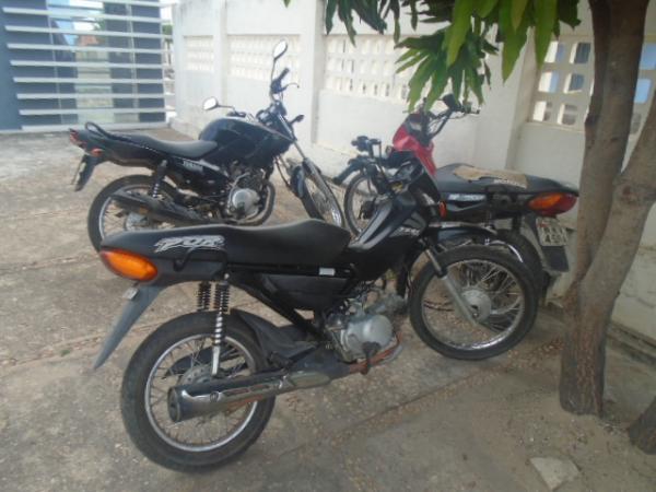 Motocicleta roubada no bairro Manguinha é recuperada pela Polícia Militar.(Imagem:FlorianoNews)