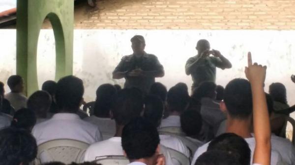 Comandante da PM ministra palestra para alunos do Pelotão de Combatentes Mirins.(Imagem:Rubens Lopes)