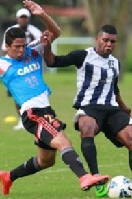 Diego aparece disputando bola com o atacante Nixon em jogo-treino realizado contra o Flamengo.(Imagem:Gilvan de Souza / Flamengo)